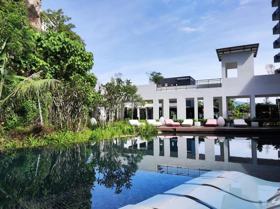 Hillside & Fantastic Pool @ The Cove Hillside Pangsapuri *